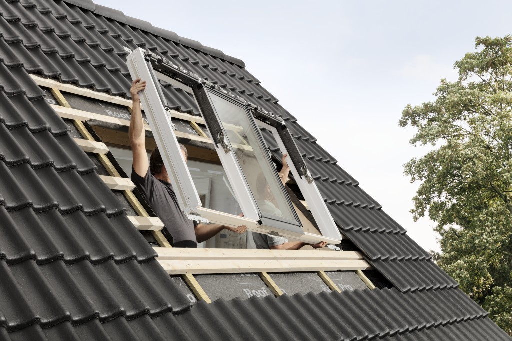 Installation von einem großen Velux Dachfenster